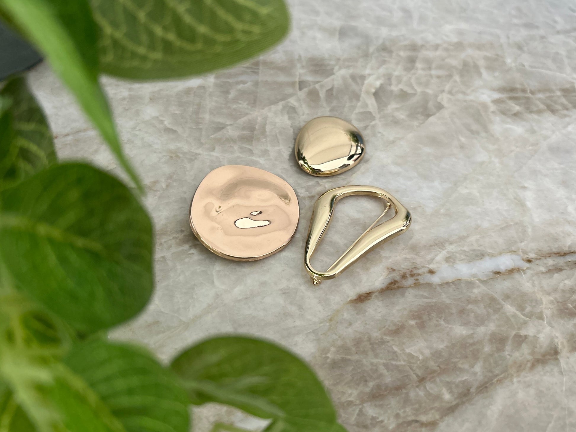 curved Brooch pin